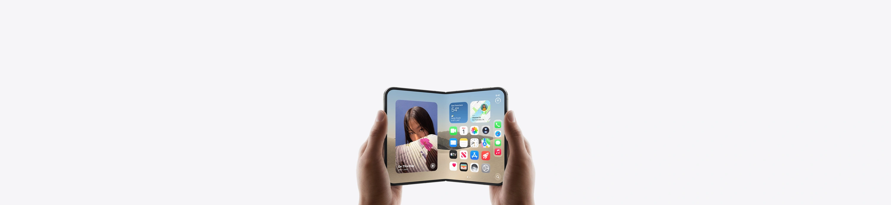 iPhone Duo aberto, segurado pelas mãos