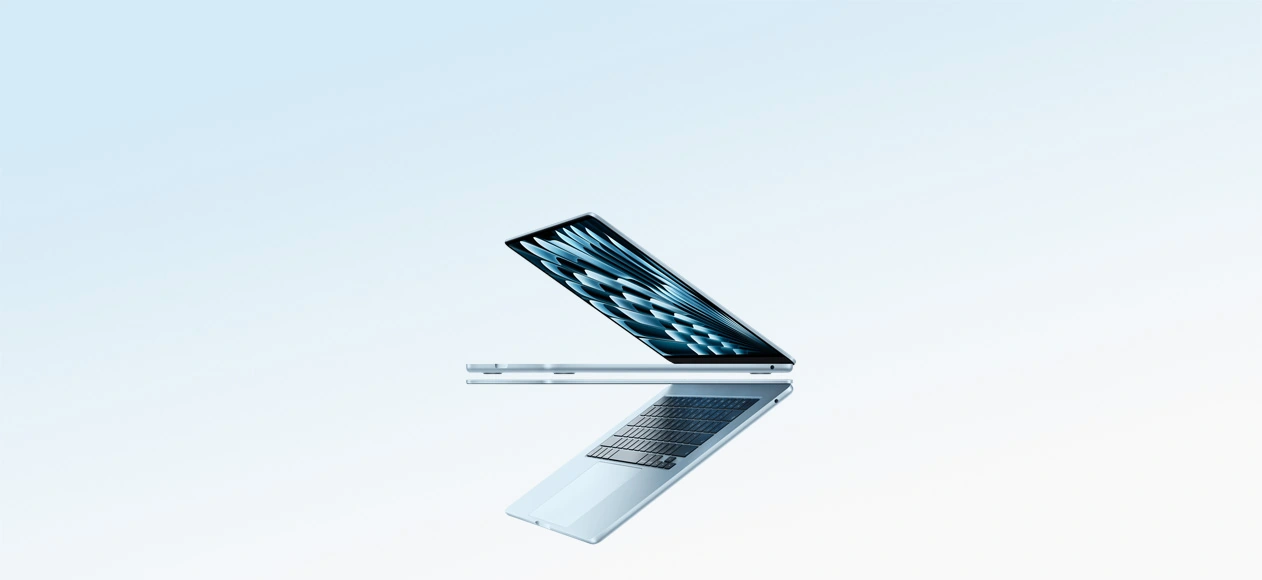 MacBook Air aberto em fundo azul-claro